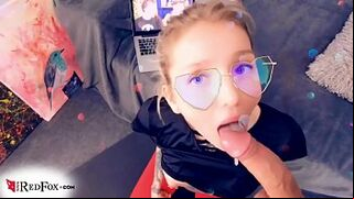 XXX yoga girl stops doing exercises in favor of amateur porn