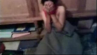 Shy Arab mom tries to hide face when posing for amateur porn clip